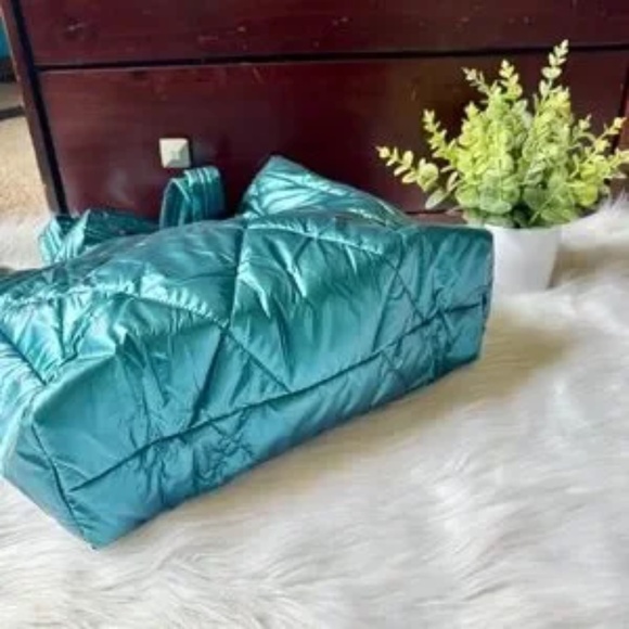 NWT Victoria’s Secret Large Quilted Puffer Tote Bag Metallic Teal - Picture 7 of 7